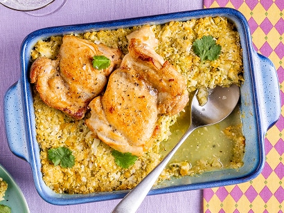 Gebackene Hähnchenschenkel an käsigem Blumenkohlreis mit Salsa verde