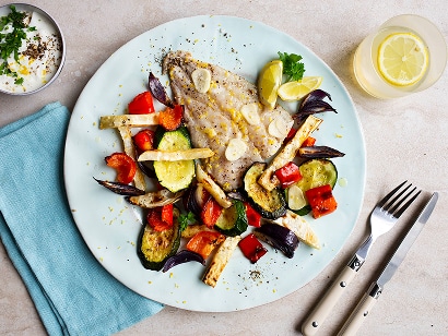 Gedämpfter Zitrus-Seehecht mit mediterranem Gemüse und Joghurtdip
